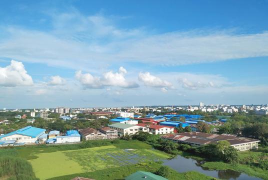 ရန်ကုန်မြို့ သာကေတစက်မှုဇုန်ရှိ ကုန်ထုတ်စက်ရုံအချို့ကို တွေ့ရစဉ် (ဓာတ်ပုံ-ကြည်နိုင်)