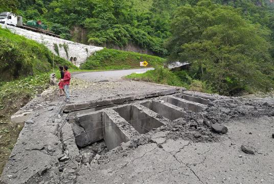 မြောက်ပိုင်းမဟာမိတ်သုံးဖွဲ့က ဖောက်ခွဲဖျက်ဆီးခဲ့သော ဂုတ်တွင်းတံတားကို တွေ့ရစဉ် (ဓာတ်ပုံ-ဌေးလှအောင်)