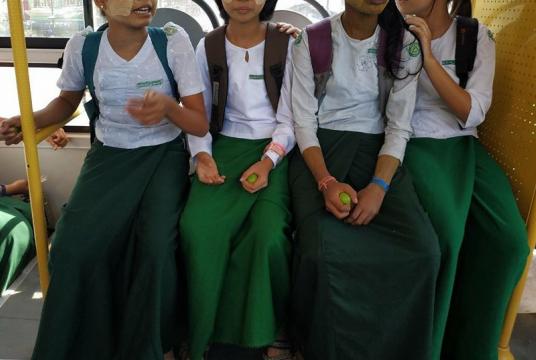 တို့ဆေး သက်ရောက်မှုမရှိစေရန် အဆောင်အဖြစ် မိဘများက ထည့်ပေးလိုက်သော သံပရာသီးများကို ကိုင်ဆောင်ထားသည့် ကျောင်းသူလေးများအား YBS ယာဉ်တစ်စီးပေါ်တွင် တွေ့ရစဉ် (ဓာတ်ပုံ- ဆန်းမိုးထွန်း)
