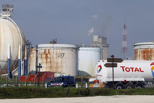 Total ရေနံကုမ္ပဏီ၏ လုပ်ငန်းခွင်တစ်ခုကိုတွေ့ရစဉ် (Photo: Euro News.com)