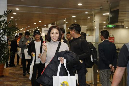 ကိုရီးယားနိုင်ငံ ဆိုးလ်မြို့မှလိုက်ပါလာသည့် နိုင်ငံခြားသားခရီးသည်များအား ရန်ကုန်လေဆိပ်တွင် တွေ့ရစဉ်