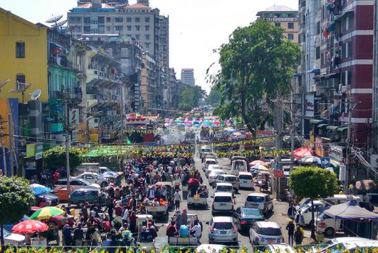 မဟာသင်္ကြန်ကာလအတွင်း ရန်ကုန်မြို့တွင်းတစ်နေရာ မြင်ကွင်း (ဓာတ်ပုံ-ဇော်ဇော်အောင်)