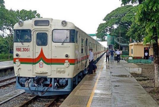  ရန်ကုန်မြို့ပတ်ရထားခရီးစဉ်ပြေးဆွဲနေသည့် ရထားတစ်စင်းအား တွေ့ရစဉ်