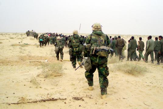 အီရတ်စစ်ဆင်ရေးအတွင်း ၂၀၀၃ ခုနှစ် မတ် ၂၁ ရက်တွင် အီရတ်နိုင်ငံ သဲကန္တာရ၌ အမေရိကန် မရိန်းတပ်ဖွဲ့ဝင်များက စစ်သုံ့ပန်းများကို ထိန်းသိမ်းခေါ်ဆောင်လာစဉ်