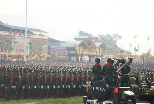 UWSP/UWSA  ၏ ငြိမ်းချမ်းရေး တည်ဆောက်မှု နှစ် ၃၀ ပြည့်အထိမ်းအမှတ်ပွဲ စစ်ရေးပြအခမ်းအနားအား တွေ့ရစဉ်