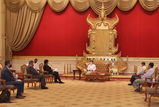 နိုဝင်ဘာ ၁၅ ရက်က နိုင်ငံတော်စီမံအုပ်ချုပ်ရေးကောင်စီဥက္ကဋ္ဌနှင့် ကုလသမဂ္ဂဆိုင်ရာ အမေရိကန်သံအမတ်ဟောင်း ဘီလ်ရစ်ချက်ဆန်တို့ တွေ့ဆုံစဉ်