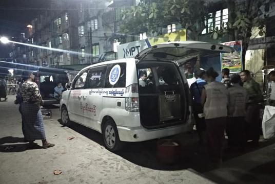 ဒဂုံဆိပ်ကမ်းမြို့နယ်တွင် ဖြစ်ပွားခဲ့သည့် နှစ်လောင်းပြိုင်လူသတ်မှုဖြစ်သည့်နေ့တွင် အလောင်းအား ဆေးရုံသို့ပို့ရန် သယ်ဆောင်နေစဉ် (ဓာတ်ပုံ-သီဟအောင်)