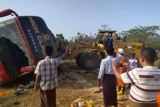 အမြန်လမ်းမကြီး မိုင်တိုင်အမှတ် ၇၇ မိုင်အနီးတွင် ၂၀၁၉ ခုနှစ် မတ် ၅ ရက် နံနက် ၆ နာရီခန့်က ကလေး-ရန်ကုန် ခရီးသည်တင်မှန်လုံယာဉ်တစ်စီး တိမ်းမှောက်ခဲ့စဉ်