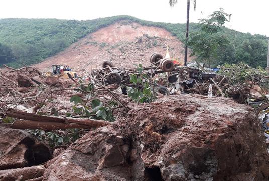ပေါင်မြို့နယ် သဲဖြူကုန်းကျေးရွာအုပ်စု ရဲပြား ကုန်းကျေးရွာ၊ မရမ်းစမ်းပိုင်းရှိ မလတ်တောင် သြဂုတ်၉ ရက် နံနက် ၈ နာရီခန့်က မြေပြိုကျမှုဖြစ်ပွားခဲ့စဉ် (ဓာတ်ပုံ-ဘိုဘိုမြင့်)