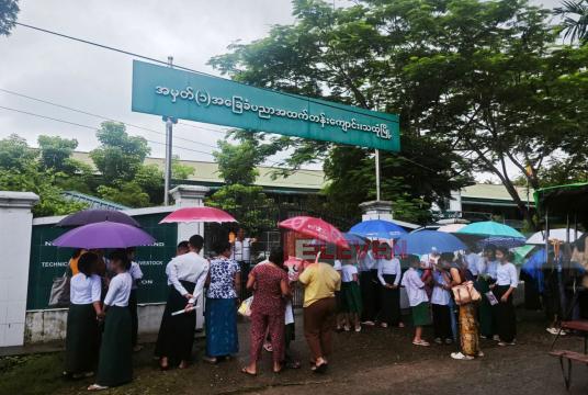 ■ပုံစာ - သထုံမြို့ Placement Test ဖြေဆိုနေကြသည်ကိုတွေ့ရစဉ်