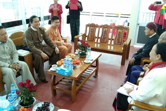 ကချင်ပြည်နယ်၌ NLD ပါတီကိုယ်စားလှယ်အဖွဲ့နှင့်  အနိုင်ရတိုင်းရင်းသားပါတီသုံးပါတီမှ ကိုယ်စားလှယ်များ မြစ်ကြီးနားမြို့ NLD ပါတီရုံးတွင် ဇန်နဝါရီ ၁ ရက်က တွေ့ဆုံစဉ်