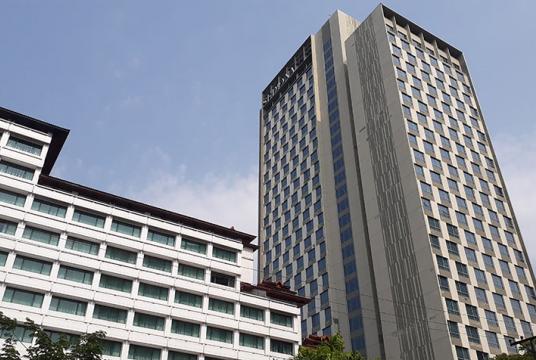 ရန်ကုန်မြို့ရှိ အဆင့်မြင့်ဟိုတယ်တစ်လုံးကို တွေ့ရစဉ် (ဓာတ်ပုံ-စည်သူအောင်)