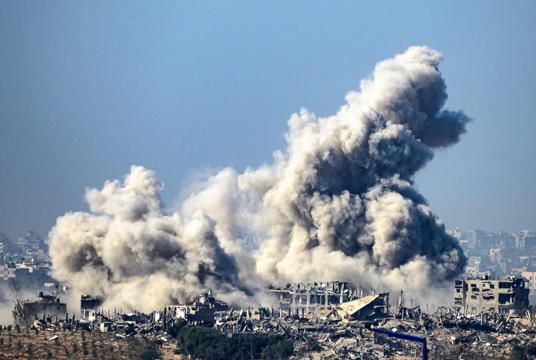 အစ္စရေးတိုက်ခိုက်မှုများက ဂါဇာရှိ အဆောက်အအုံများကို ထိမှန်ခဲ့ပြီး အဆောက်အအုံများ မီးလောင်ကာ မီးခိုးများထွက်နေပုံကို ဒီဇင်ဘာ ၁ ရက်တွင် တွေ့ရစဉ် - Photo: AFP