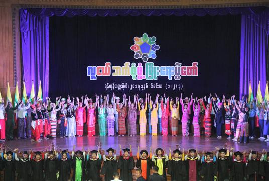၂၀၁၇ ခုနှစ် ဒီဇင်ဘာလတွင် ရန်ကုန်တက္ကသိုလ်၌ ပြုလုပ်ခဲ့သည့် လူငယ့်ဘက်စုံဖွံ့ဖြိုးရေးပွဲတော်အခမ်းအနား ဖွင့်လှစ်နေစဉ်နှင့် တက်ရောက်လာသူများကို တွေ့ရစဉ် ။ (ဓာတ်ပုံ - ကြည်နိုင်)