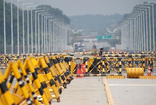 ဇွန် ၁၇ ရက်က တောင်မြောက်ကိုရီးယားနှစ်နိုင်ငံနယ်စပ် ကေဆောင်စက်မှုဇုန်သို့ သွားရာ ဂရင်းယူနီဖီကေးရှင်းတံတားပေါ်ရှိ စစ်ဆေးရေးဂိတ်ကို တွေ့ရစဉ် (Photo: Reuters)