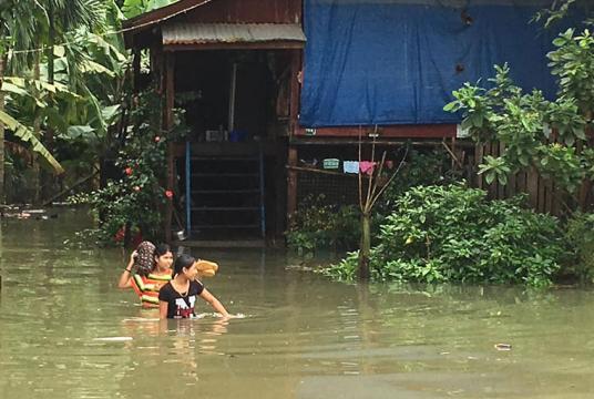 မိုသည်းထန်စွာရွာသွန်းမှုကြောင့် ကျိုက်မရောမြို့နယ်အတွင်း ရေကြီးရေလျှံမှု ဖြစ်ပွားနေသည်ကို ယခင်နှစ်များက တွေ့ရစဉ် (ဓာတ်ပုံ-ကိုဇော်ဇော် (တက္ကသိုလ်))