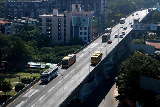 ရန်ကုန်မြို့အတွင်း ပြေးဆွဲနေသည့် YBS ယာဉ်အချို့ကို တွေ့ရစဉ်