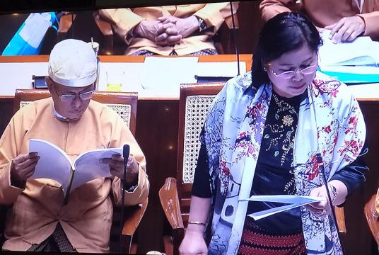စာရင်းစစ်ချုပ်၏ အကျဉ်းချုပ်အစီရင်ခံစာနှင့် ပတ်သက်၍ လွွှတ်တော်တွင် ဆွေးနွေးနေသည့် ဘဏ္ဍာရေး၊ စီမံကိန်းနှင့် စီးပွားရေးကော်မတီဥက္ကဋ္ဌ ဒေါ်စန္ဒာမင်းအား ဇန်နဝါရီ ၂၂ ရက်က တွေ့ရစဉ် (ဓာတ်ပုံ-ဆန်းထူးအောင်)