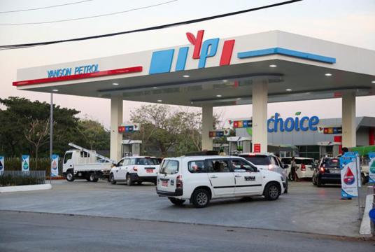သာကေတမြို့နယ်တွင် ဖွင့်လှစ်ထားသည့် YP စက်သုံးဆီဆိုင်တစ်ဆိုင်အား တွေ့ရစဉ် (ဓာတ်ပုံ- ဆန်းထူးအောင်)