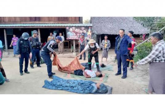 စစ်ကိုင်းတိုင်းဒေသကြီး တန့်ဆည်မြို့နယ် ရွာသာယာကျေးရွာတွင် ၂၀၂၁ ခုနှစ် ဒီဇင်ဘာ ၁၃ ရက်က သတ်ဖြတ်ခံရသူများအား လုံခြုံရေးတပ်ဖွဲ့ဝင်များက လာရောက်စစ်ဆေးနေသည်ကိုတွေ့ရစဉ်