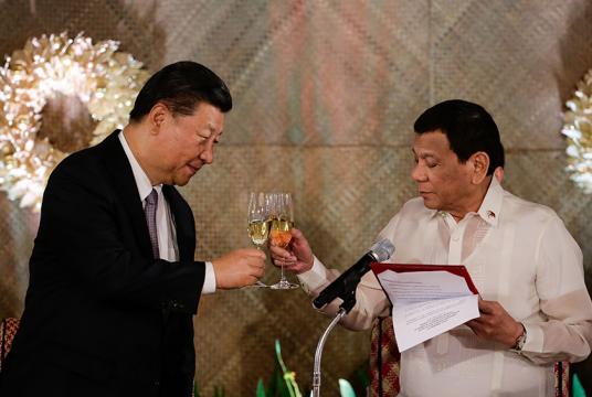 နိုဝင်ဘာ ၂၀ ရက်က မနီလာမြို့ သမ္မတအိမ်တော် ဂုဏ်ပြုထမင်းစားပွဲ၌ တရုတ်သမ္မတ (ဝဲ) နှင့်  ဖိလစ်ပိုင်သမ္မတတို့  အရက်ခွက်မြှောက်၍ ဆုတောင်းထောမနာပြုနေစဉ် (Photo – AFP)