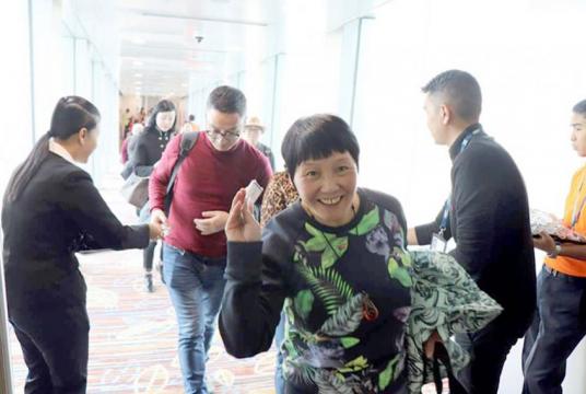 ရန်ကုန်အပြည်ပြည်ဆိုင်ရာလေဆိပ်သို့ ရောက်ရှိလာသည့် တရုတ်နိုင်ငံမှ ခရီးသွားများအားတွေ့ရစဉ်