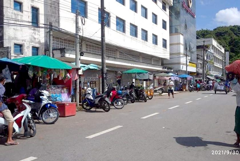 ကော့သောင်း ကမ်းနားလမ်းရှိ ဘတ်ငွေလဲပေးသည့် နေရာအား စက်တင်ဘာ ၃၀ ရက်က တွေ့ရစဉ်