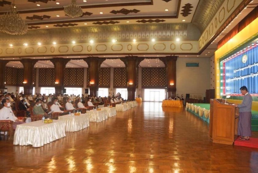 ရန်ကုန်တိုင်းဒေသကြီး အစိုးရအဖွဲ့ မင်္ဂလာခန်းမတွင် ၂၀၂၁ ခုနှစ် ဒီဇင်ဘာ ၂၆ ရက်က UEC နှင့် နိုင်ငံရေးပါတီများ ရွေးကောက်ပွဲစနစ်ဆိုင်ရာ ဆွေးနွေးပွဲကျင်းပစဉ်