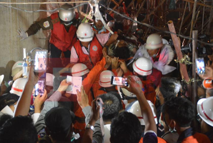 နိုဝင်ဘာ ၂၇ ရက်က ဇင်ဘာဘွေ အပြည်ပြည်ဆိုင်ရာ လေဆိပ်နံရံတွင် ငွေစက္ကူသစ်၏  အတု၊ အစစ်ခွဲခြားမှုအား ကြေညာထားသည့် ပိုစတာတစ်ခု (Photo: AFP)