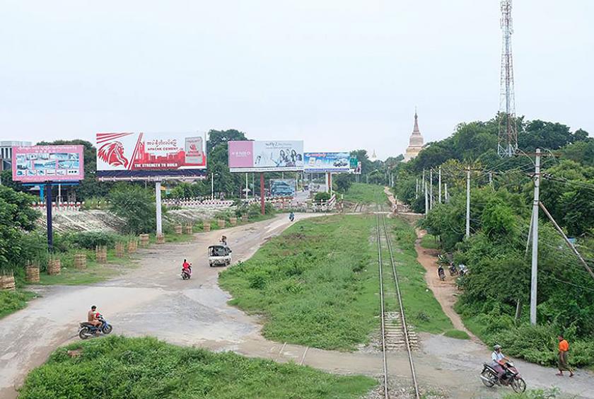 လမ်းဘေးဝဲယာ ကြော်ငြာဆိုင်းဘုတ်အချို့ကို တွေ့ရစဉ်