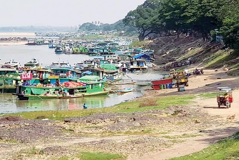 ချင်းတွင်းမြစ်အတွင်း ပြေးဆွဲနေသည့် ရေယာဉ်များကို တွေ့ရစဉ်