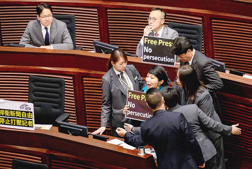 အောက်တိုဘာ ၁၀ ရက်တွင် ဟောင်ကောင်ဥပဒေပြုလွှတ်တော်၌ အုပ်ချုပ်ရေးမှူးလမ်ကို  ဆန့်ကျင်အော်ဟစ်နေသည့် အမတ်တစ်ဦးအား လုံခြုံရေးများက ဟန့်တားနေစဉ် (Photo: AFP)