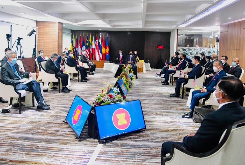 အင်ဒိုနီးရှားနိုင်ငံ မြို့တော် ဂျာကာတာရှိ အာဆီယံဌာနချုပ်တွင် ဧပြီ ၂၄ ရက်က မြန်မာ့အရေး အာဆီယံခေါင်းဆောင်များ အထူးအစည်းအဝေး ပြုလုပ်စဉ် (Photo: AFP)
