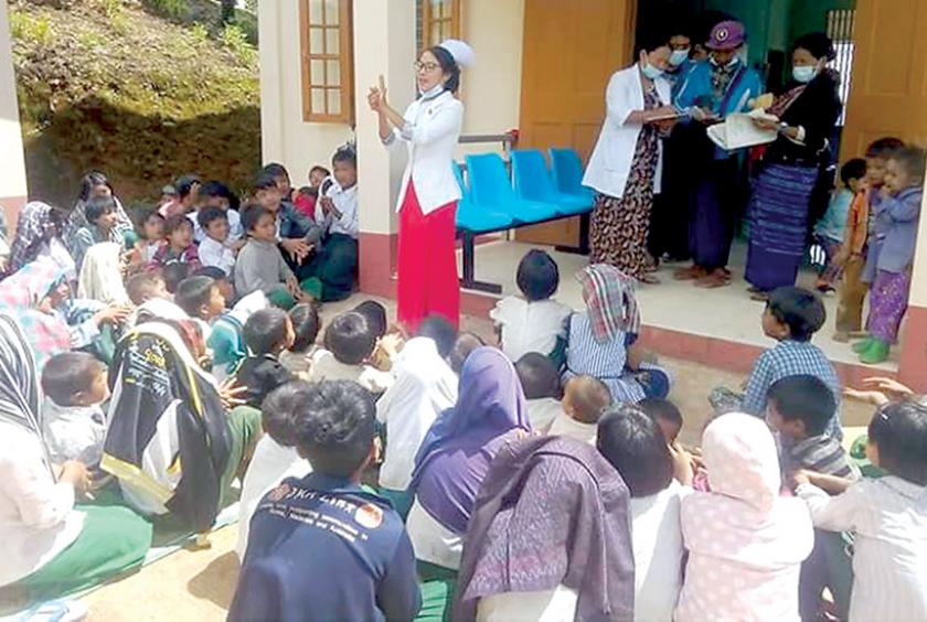 ဟီးလောင်းကျေးရွာတွင် ကျန်းမာရေးအဖွဲ့မှ စက်တင်ဘာ ၂၆ ရက်က ဆေးဝါးကုသမှုနှင့် ပညာပေးဟောပြောစဉ် (ဓာတ်ပုံ- ဦးလိန်းရှိမ်းအွမ်)