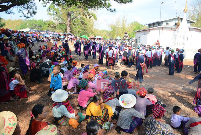 ေက်ာင္း၀င္းအတြင္း အလွဴပြဲလွည့္လည္ေသာ ပေဒသာပင္တန္းမ်ားႏွင့္ ပြဲၾကည့္ပရိသတ္မ်ားျဖင့္ စည္ကားေနစဥ္ (ဓာတ္ပုံ-စည္သာ (ေတာင္ႀကီး))