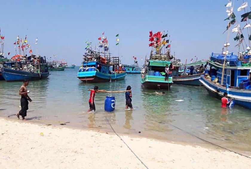 တနင်္သာရီတိုင်းအတွင်း ကမ်းခြေတစ်နေရာတွင် ငါးဖမ်းလှေများကို တွေ့ရစဉ်