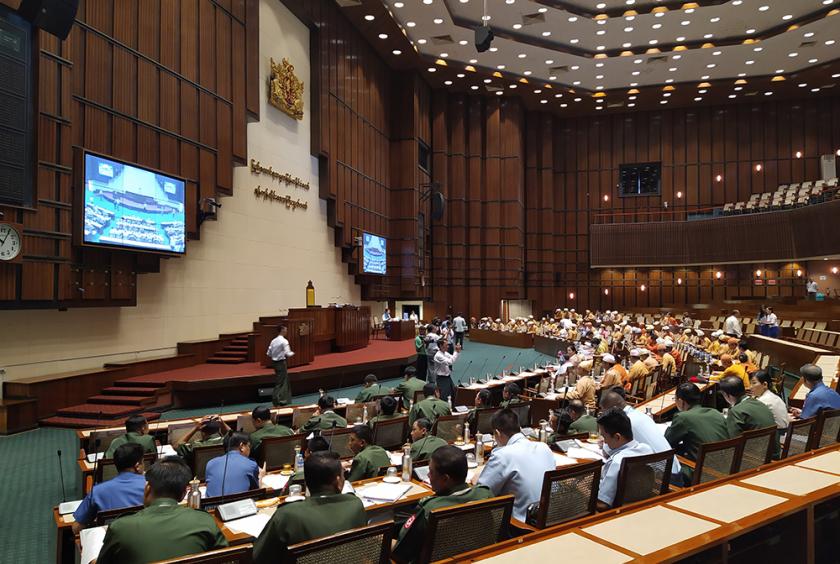 အောက်တိုဘာ ၄ ရက်က ပြုလုပ်ခဲ့သည့် ရန်ကုန်တိုင်းဒေသကြီးလွှတ်တော်အစည်းအဝေးကို တွေ့ရစဉ်
