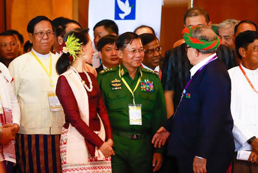 NCA စာချုပ် လက်မှတ်ရေးထိုးခြင်း နှစ်နှစ်ပြည့် နှစ်ပတ်လည် အခမ်းအနားတွင် အစိုးရ၊ လွှတ်တော်၊ တပ်မတော်နှင့် တိုင်းရင်းသားလက်နက်ကိုင် အဖွဲ့အစည်းများမှ ခေါင်းဆောင်များအား တွေ့ရစဉ်