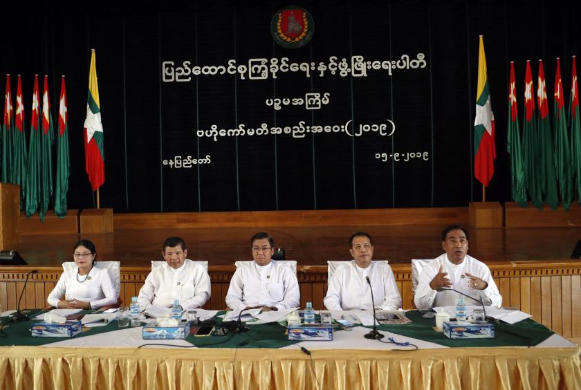 ပြည်ခိုင်ဖြိုးပါတီ ဗဟိုကော်မတီအစည်းအဝေး ကျင်းပပြီးစီးမှုနှင့် ပတ်သက်သည့် သတင်းစာရှင်းလင်းပွဲ ပြုလုပ်စဉ်