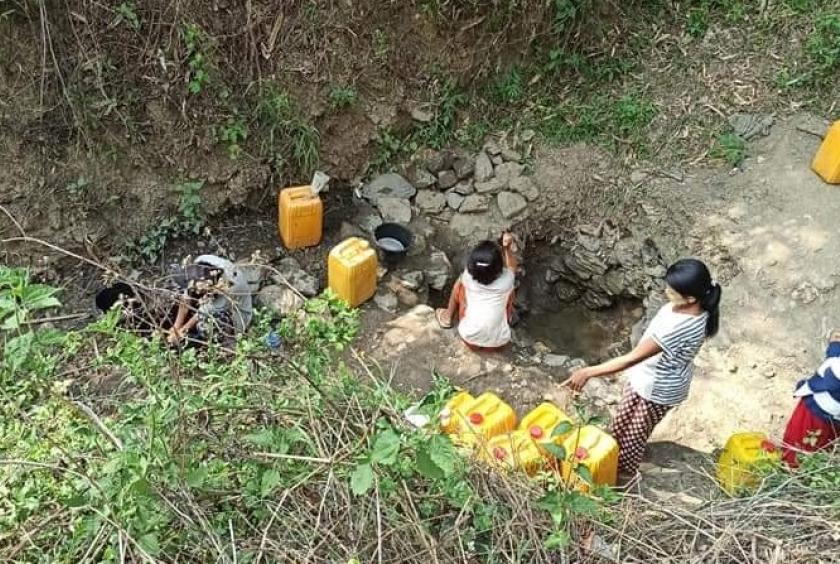 တီးတိန်မြို့နယ်အတွင်းရှိ ရေရှားပါးသည့် ကျေးရွာတစ်ရွာမှ ဒေသခံများ ရေထွက်ရှိရာနေရာသို့ ရေလာခပ်နေစဉ်