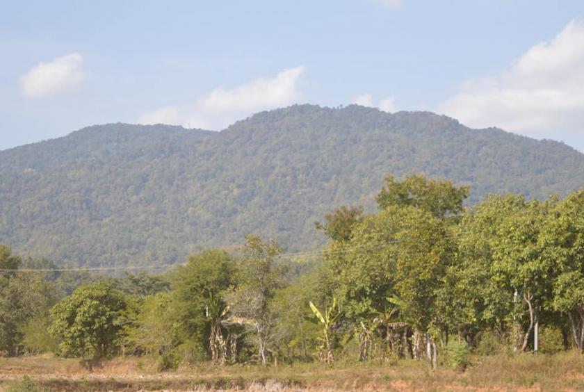 သတ္တုစူးစမ်းရှာဖွေခွင့်ရရှိခဲ့သည့် ဝန်းသို (၃) ဧရိယာတွင် တစ်ခုအပါအဝင်ဖြစ်သည့် ပင်လည်ဘူးမြို့နှင့် ဝန်းသိုမြို့အစပ်ကြားရှိ မှန်ကင်းတောင်ကို တွေ့ရစဉ်