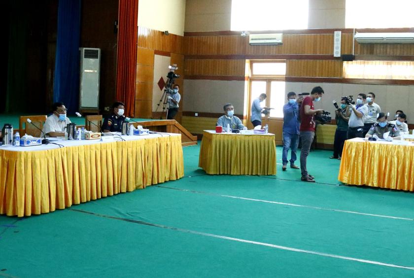 ဇွန် ၂၂ ရက်က ပြုလုပ်သည့် ပြည်ထဲရေးဝန်ကြီးဌာန၏ သတင်းစာရှင်းလင်းပွဲကို တွေ့ရစဉ်