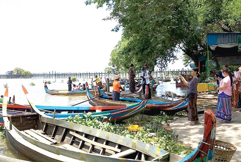  ပြည်တွင်းပြည်ပခရီးသွားများ  စိတ်ဝင်တစားလာရောက်လည်ပတ်ကြသည့် တောင်သမ္မာန်အင်းနှင့် ဦးပိန်တံတားအား တွေ့ရစဉ်
