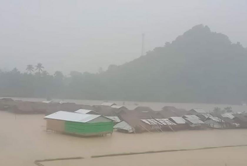 ရေနစ်မြုပ်နေသည့် ရက်ချောင်း စစ်ဘေးရှောင်စခန်းကို တွေ့ရစဉ် (ဓာတ်ပုံ - Mrata Zaung)