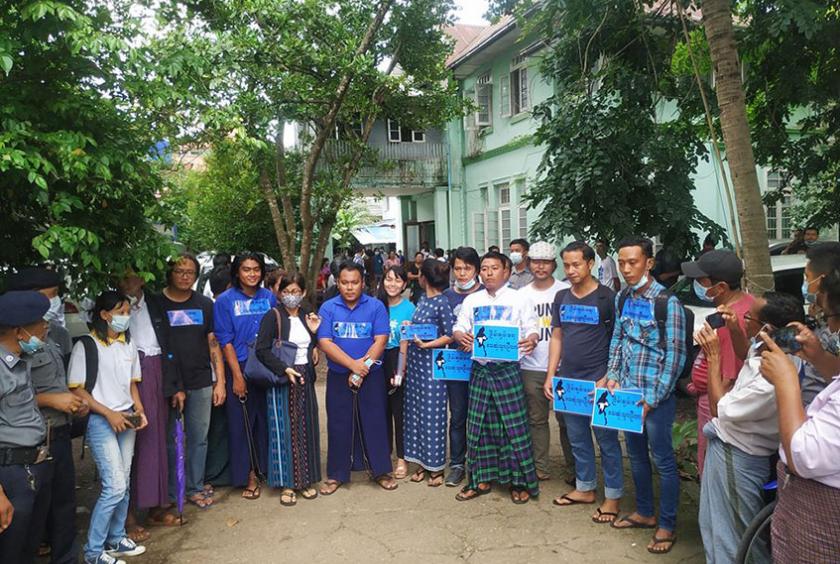 ငြိမ်းချမ်းရေးလှုပ်ရှားမှုကြောင့် တရားစွဲခံရပြီး အမိန့်ချမှတ်ခံရသူအချို့ကို တွေ့ရစဉ် (ဓာတ်ပုံ- ကြည်နိုင်)