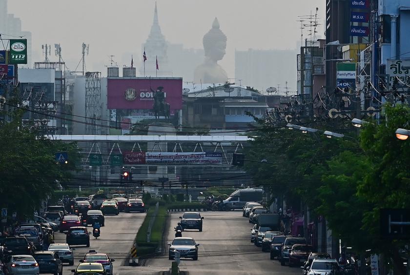 မတ် ၇ ရက် ထိုင်းနိုင်ငံဘန်ကောက်မြို့တော်တွင် လေထုညစ်ညမ်းမှုကြောင့် မြူများအုပ်ဆိုင်းနေပုံကို တွေ့ရစဉ် (Photo – Reuters)