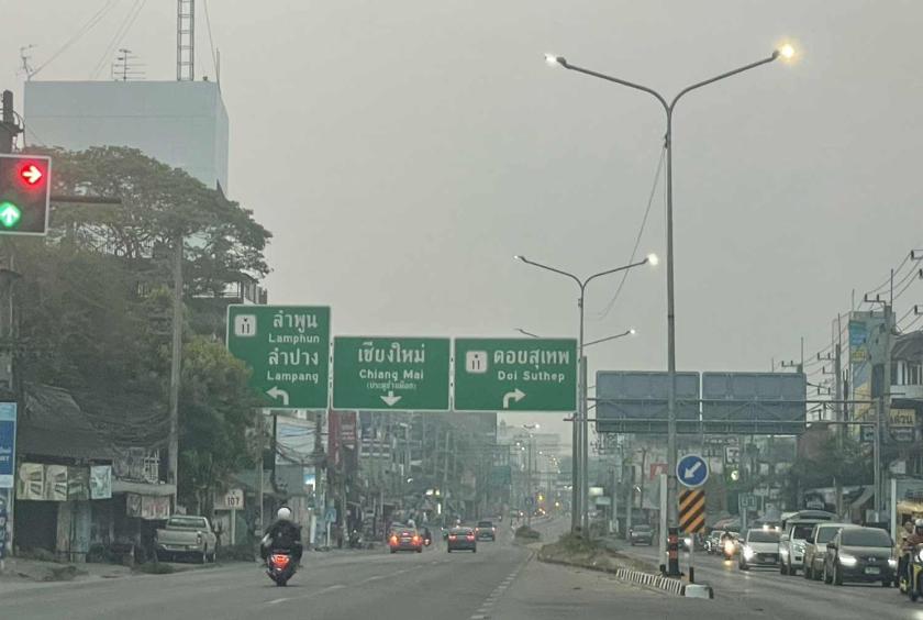 မတ် ၇ ရက်က ထိုင်းနိုင်ငံ ချင်းမိုင်မြို့တွင် မီးခိုးမြူများဖုံးလွှမ်းနေပုံကို တွေ့ရစဉ်(Photo:Bangkok Post)