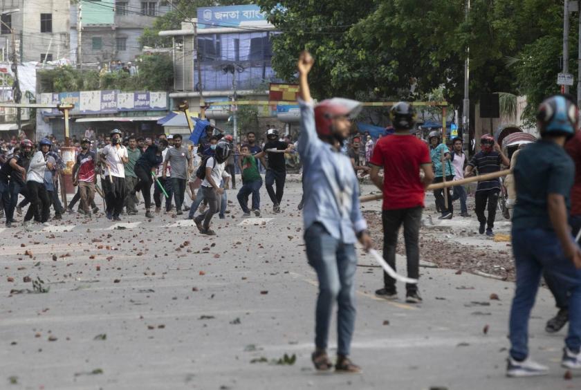 ဇူလိုင် ၁၅ ရက်က ဒါကာမြို့ပြင်ရှိ ဂျာဟန်ဂီယာ နာဂါတက္ကသိုလ်၌ ဆန္ဒပြမှုအတွင်း ကျောင်းသားများ အဓိကရုဏ်းဖြစ်ပွားနေစဉ်(Photo: AP)