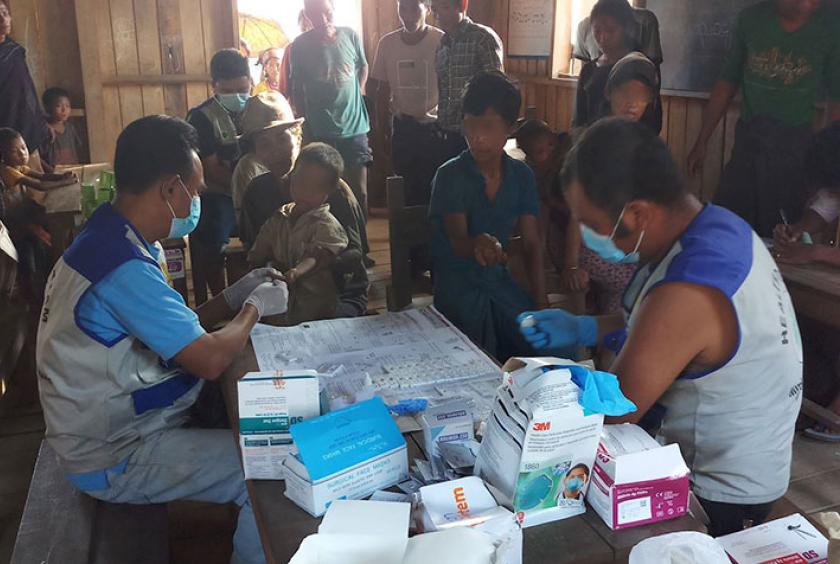ကူးစက်ရောဂါများဖြစ်ပွားမှုရှိခဲ့သည့် နာဂဒေသအတွင်း ကျန်းမာရေးဌာန ရွေ့လျားဆေးအဖွဲ့က ကွင်းဆင်းကုသပေးနေစဉ်