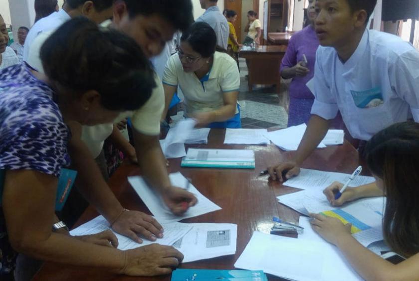 ဒုတိယအသုတ် အိမ်ရာဝယ်ယူခွင့်ရသူများကို မြို့ပြနှင့် အိမ်ရာဖွံ့ဖြိုးရေးဦးစီးဌာန၌ ၂၀၁၉ ခုနှစ်အတွင်းက မဲနှိုက်ရောင်းချစဉ် (ဓာတ်ပုံ-နီလာ)
